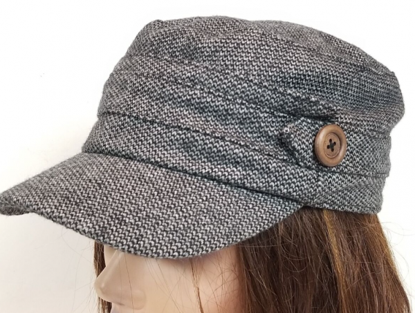 Topi newsboy dengan aksen kancing di samping